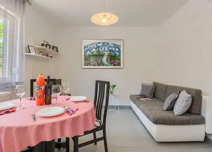 Esther Apartman Pula