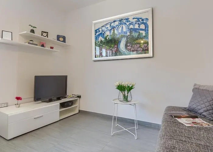 Esther Apartman Pula