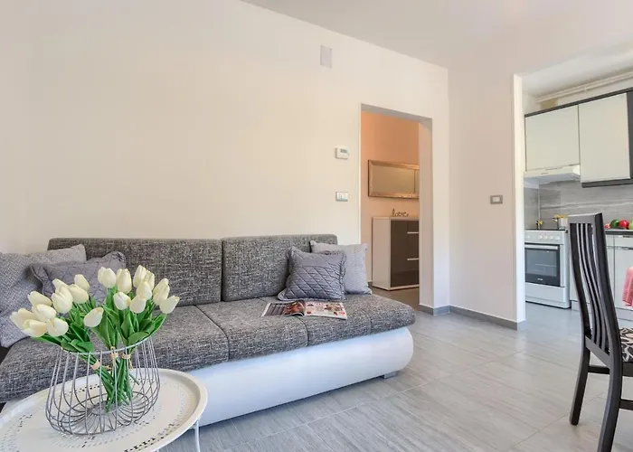 Διαμέρισμα Esther *